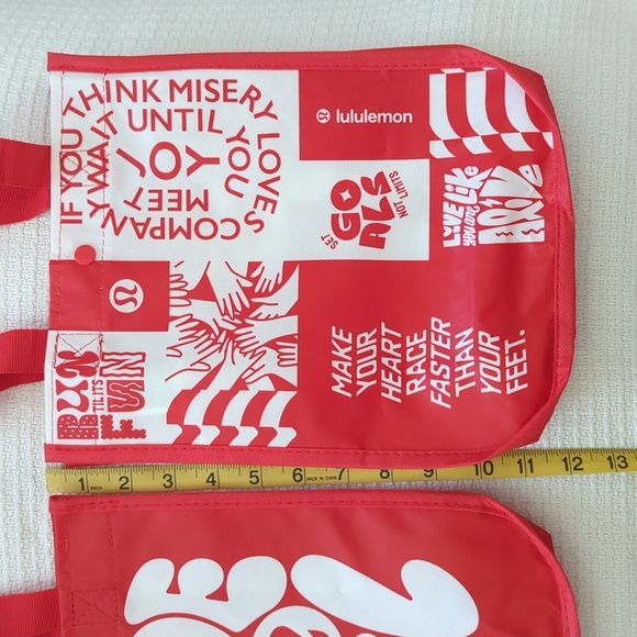 ❤️❤️ Lululemon Small Reusable Red Party Tote Bags - Set Of 8 ❤️❤️ - Picture 4 of 5